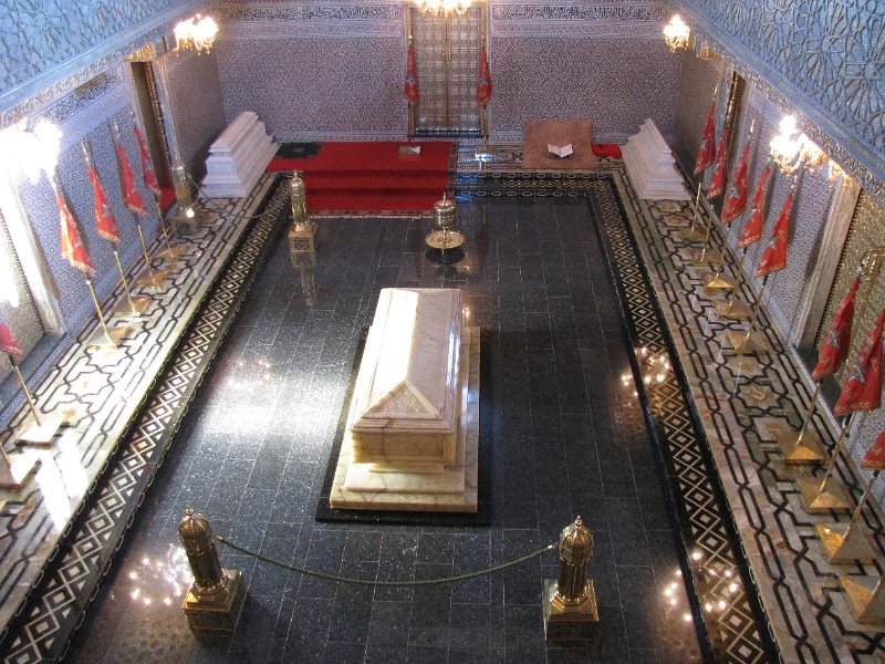 120312_binnenzijde mausoleum mohammed v.jpg - De sarcofaag van Mohammed V. In de hoeken staan de kisten van zijn twee zonen. De latere koning Hassan II en Prins Abdallah.